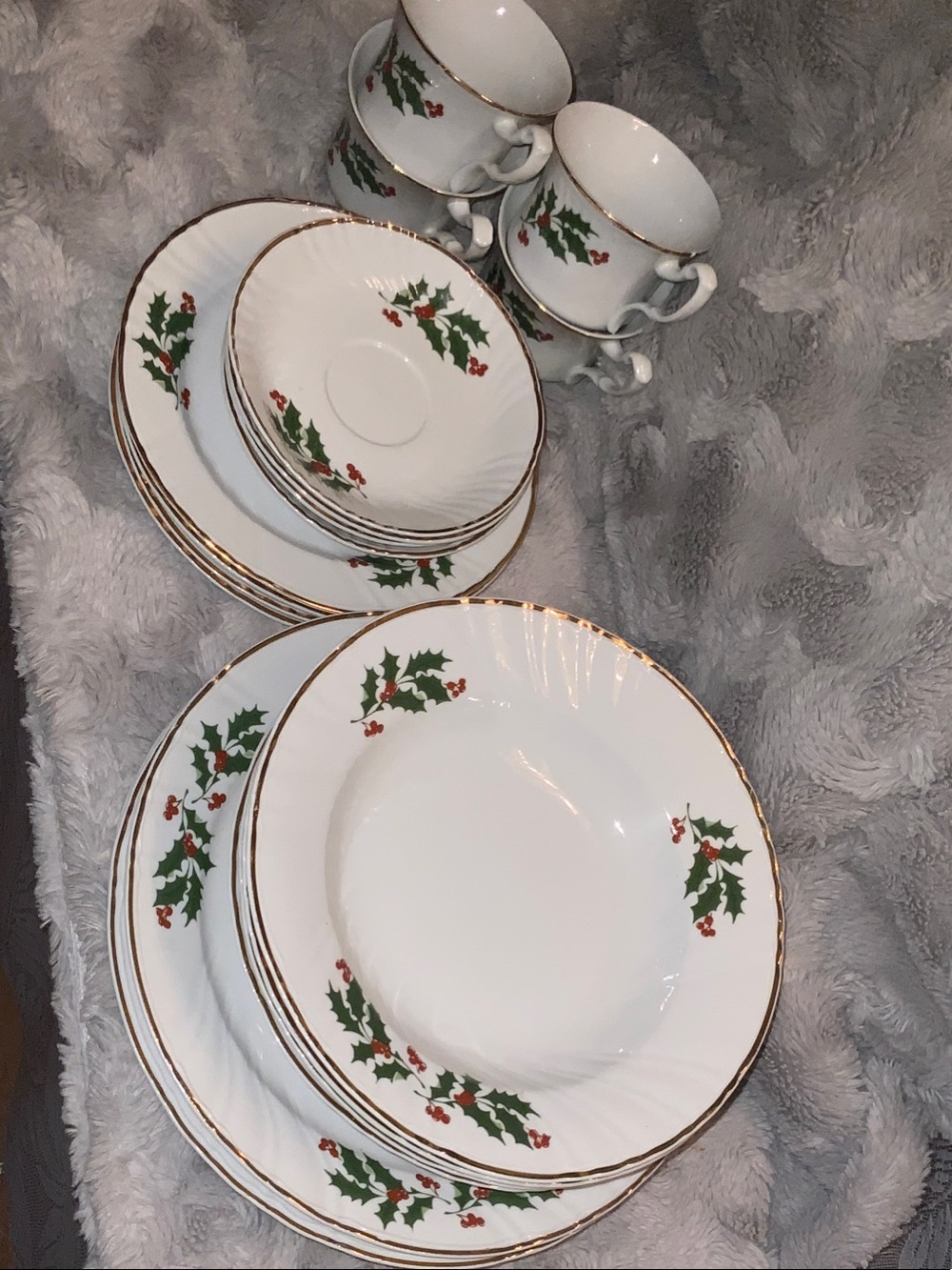 🎄Holiday Holly Porcelain Dinnerware Set - White with Green & Red Accents🧑‍🎄